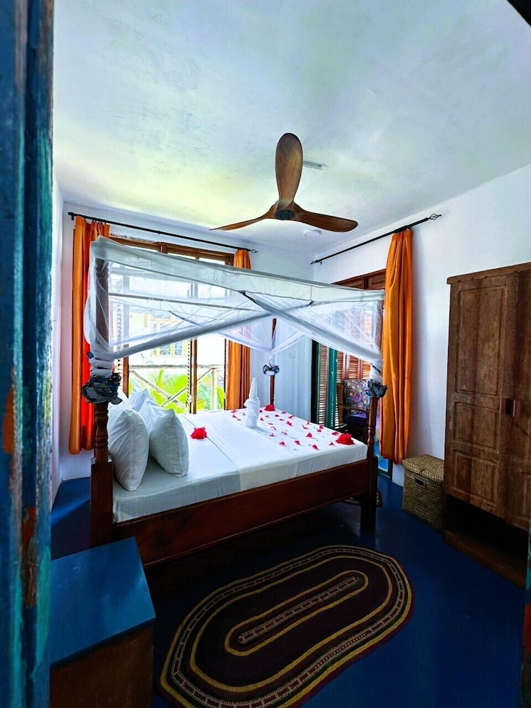 

Bologna - Fukuchani - Asante Sana Beachfront Hotel