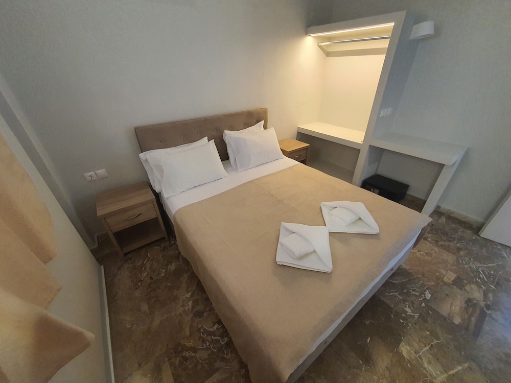 

Verona - Trapezaki - Karavados Beach Hotel