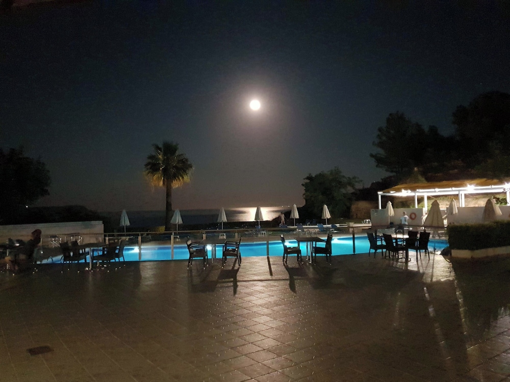 

Catania - Trapezaki - Karavados Beach Hotel