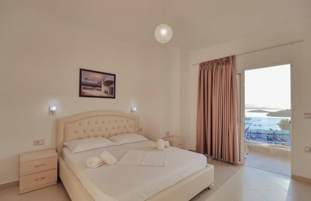 

Catania - Ksamil - Hotel Afa