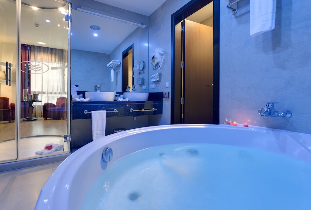 

Bologna - Aeroporto di Madrid - Crowne Plaza Madrid Airport