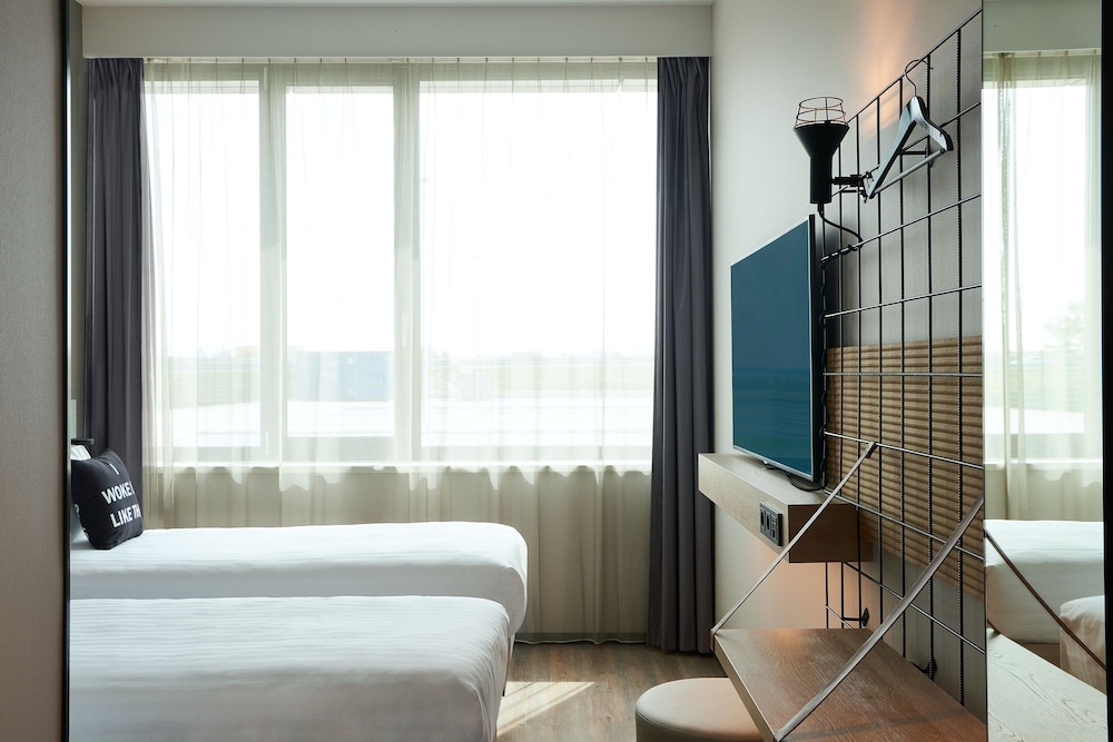 

Bologna - Hoofddorp - Moxy Amsterdam Schiphol Airport