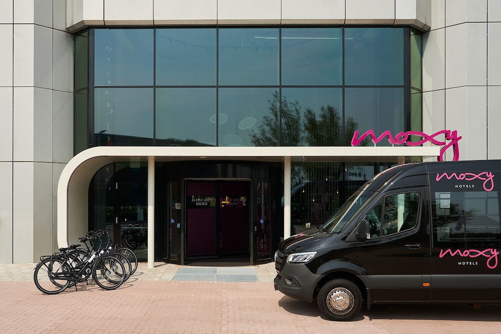 

Pisa - Aalsmeer - Moxy Amsterdam Schiphol Airport