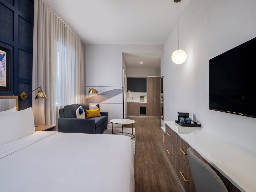 

Bari - Bronx - voco Fiorello - LaGuardia East, an IHG Hotel