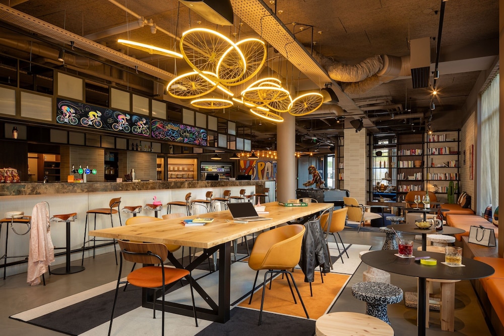 

Milano - Versailles - Moxy Paris Clamart