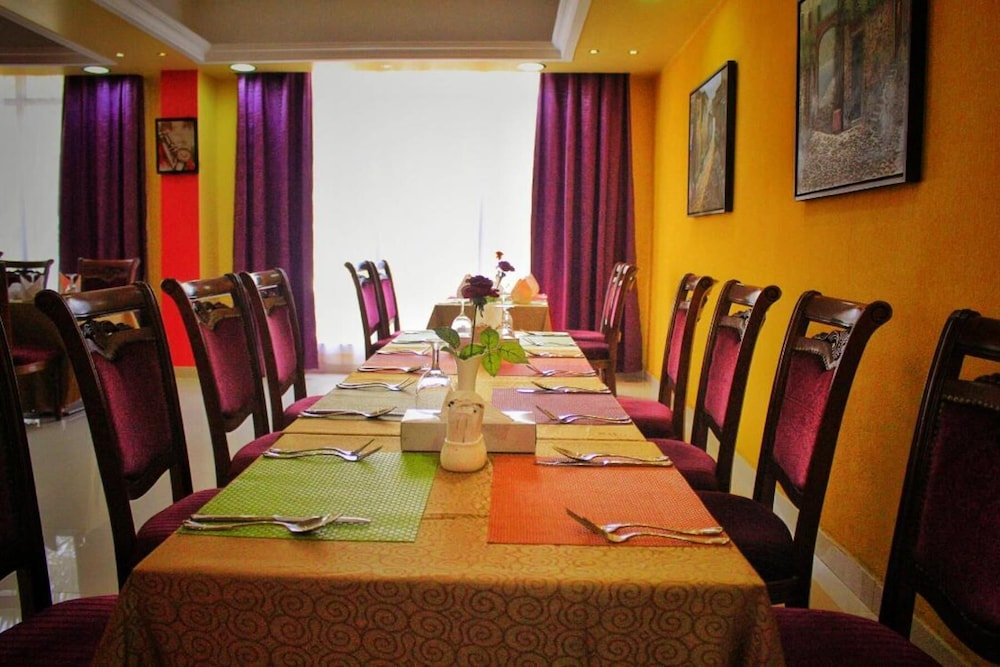 

Milano - Al Khuwayrīyah - The Royal Garden Hotel