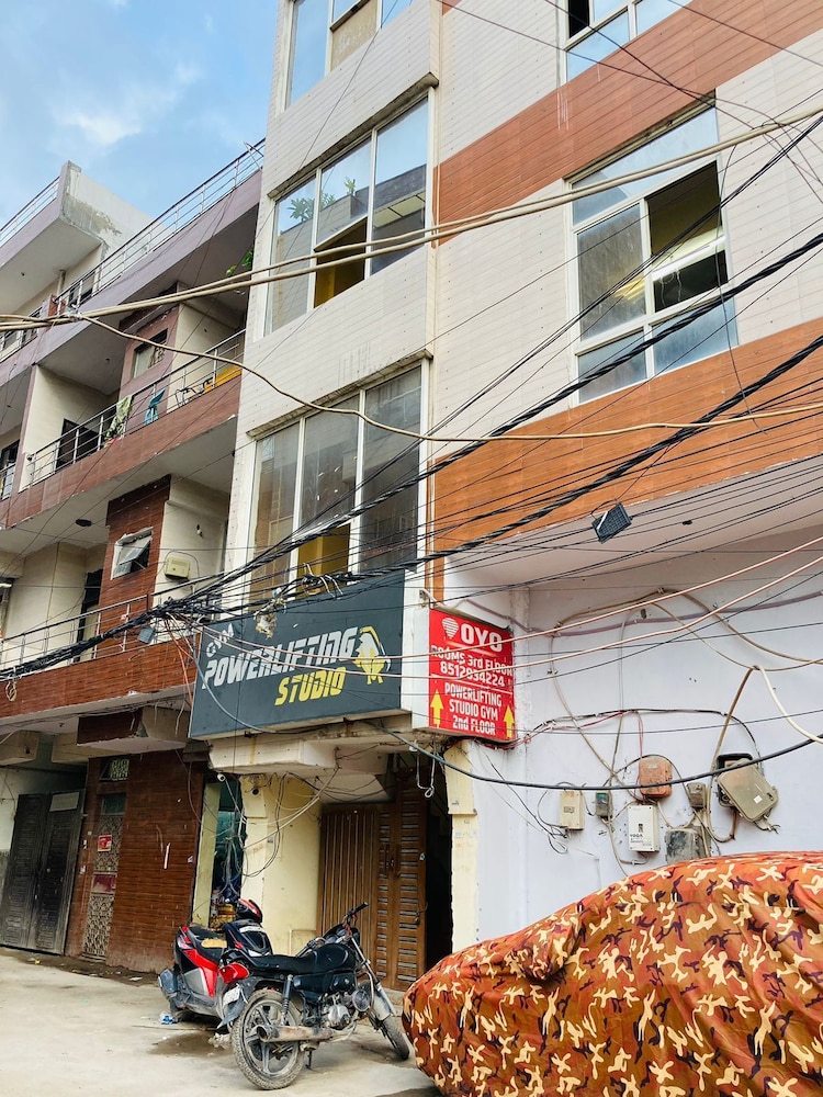 

Milano - New Delhi - Sky view Residency