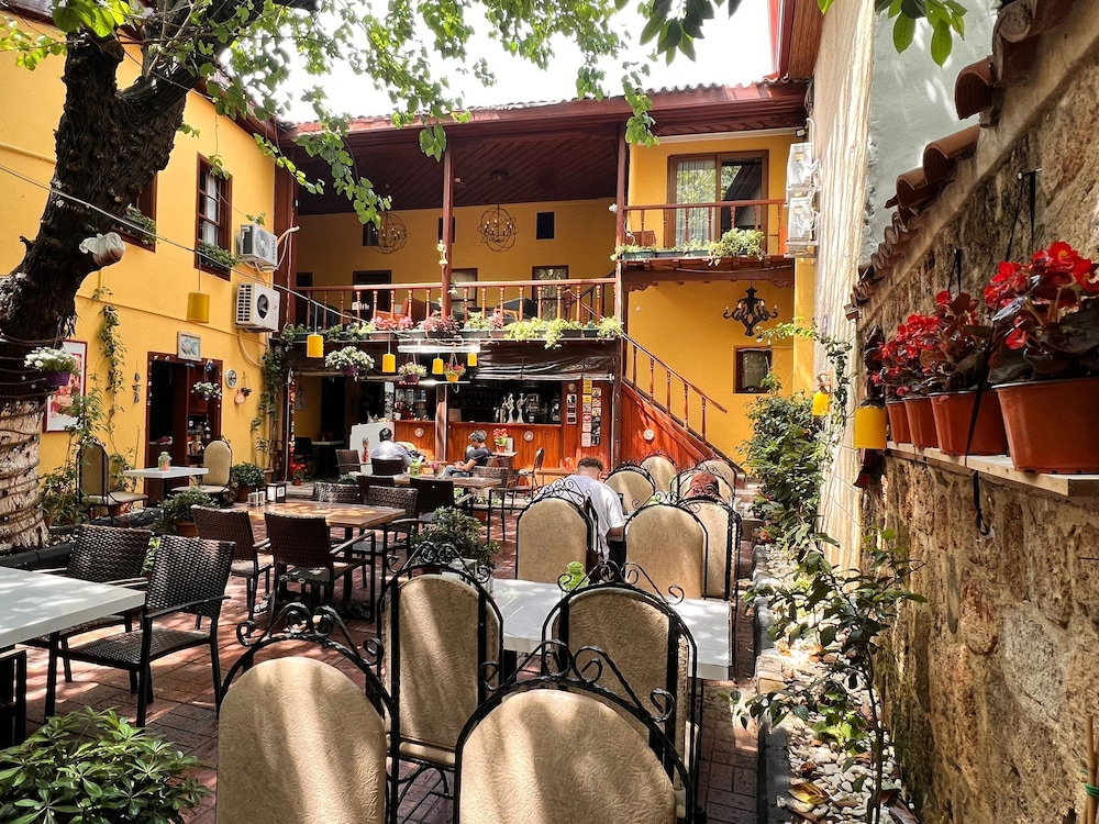 

Bari - Antalya - Sarı Konak