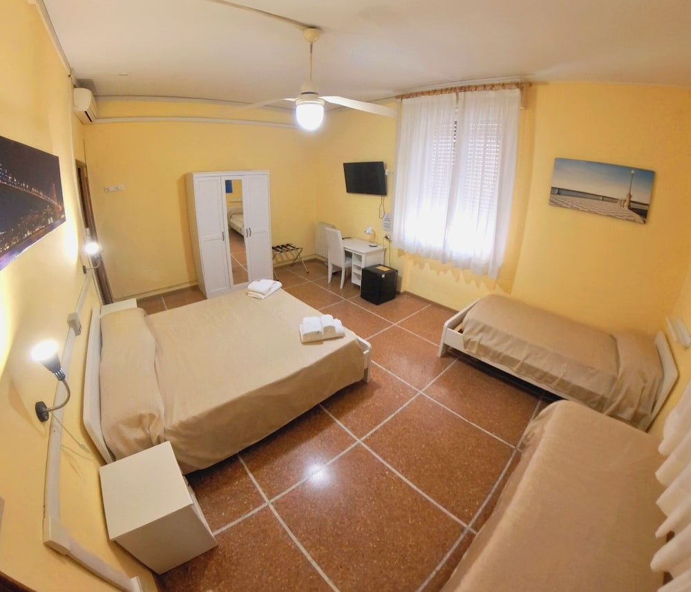 

Brindisi - Tirrenia - Giappone Inn Parking Hotel