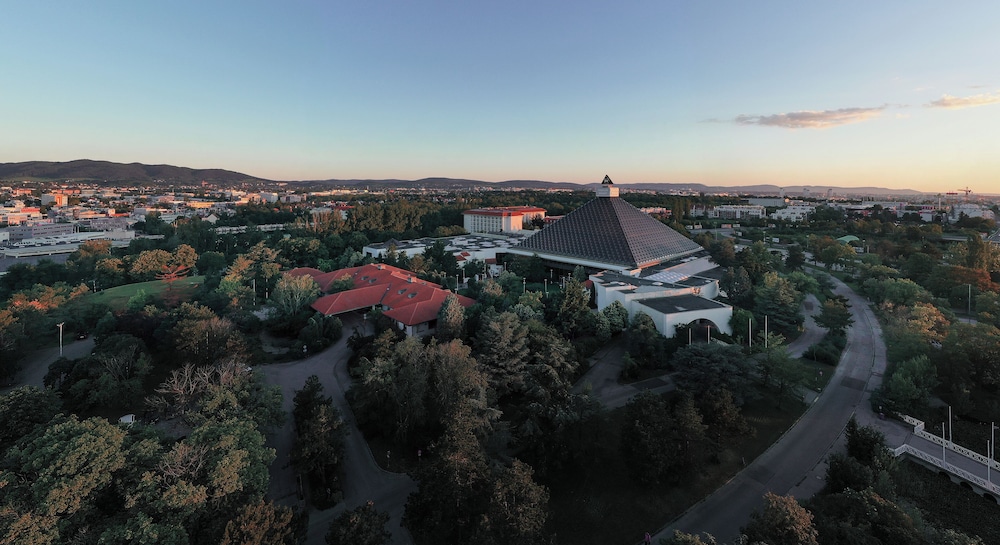 

Lamezia Terme - Vienna - Eventhotel Pyramide