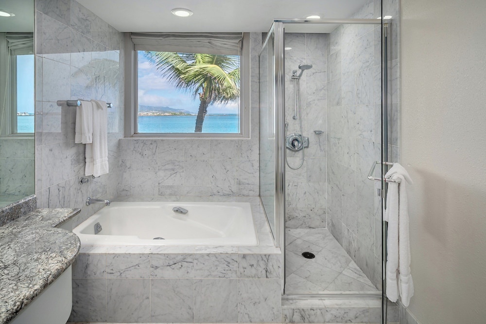 

Bari - Wailuku - Maui Beach Hotel