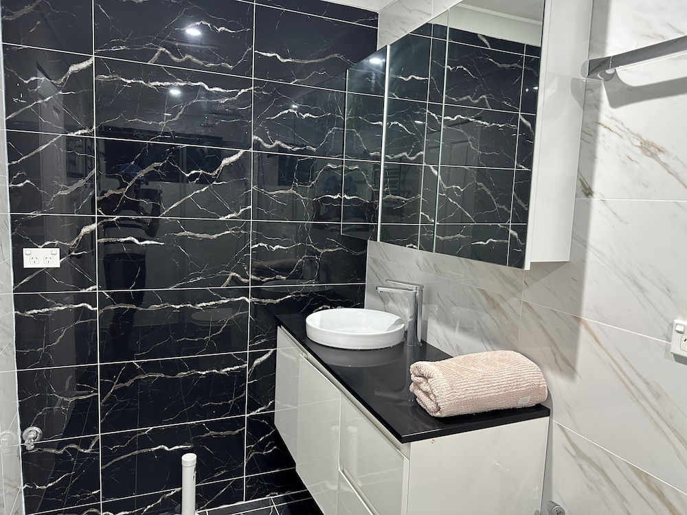 Penrith - Cheerful 4 Bedroom with free Parking