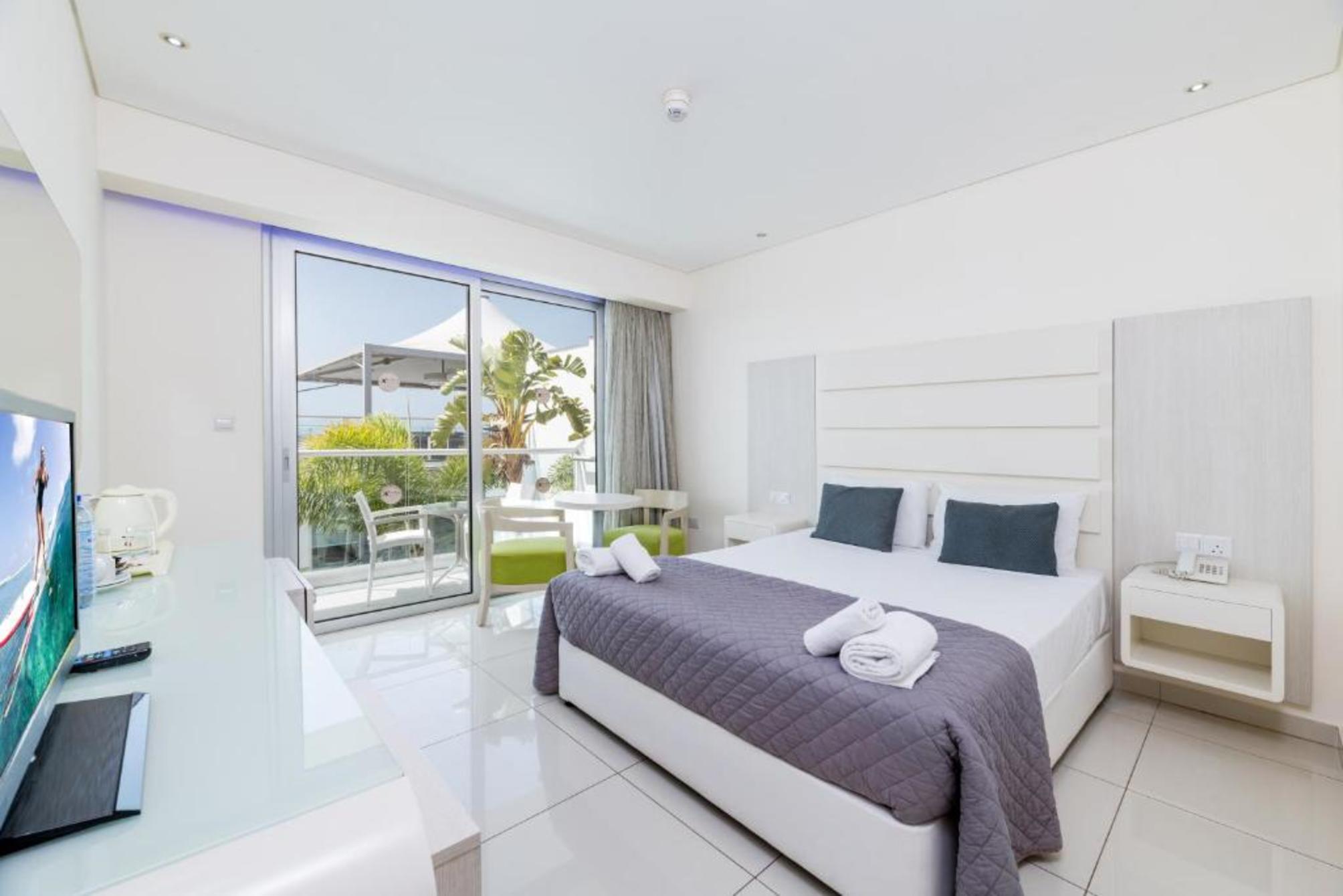 Chambre double avec 1 ou 2 lits, vue sur la piscine