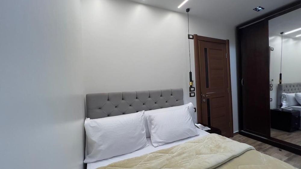 

Milano - Giza - White Pyramids inn