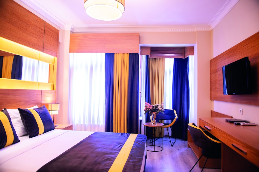 

Napoli - Istanbul - KARAMANS SİRKECİ SUİTES HOTEL
