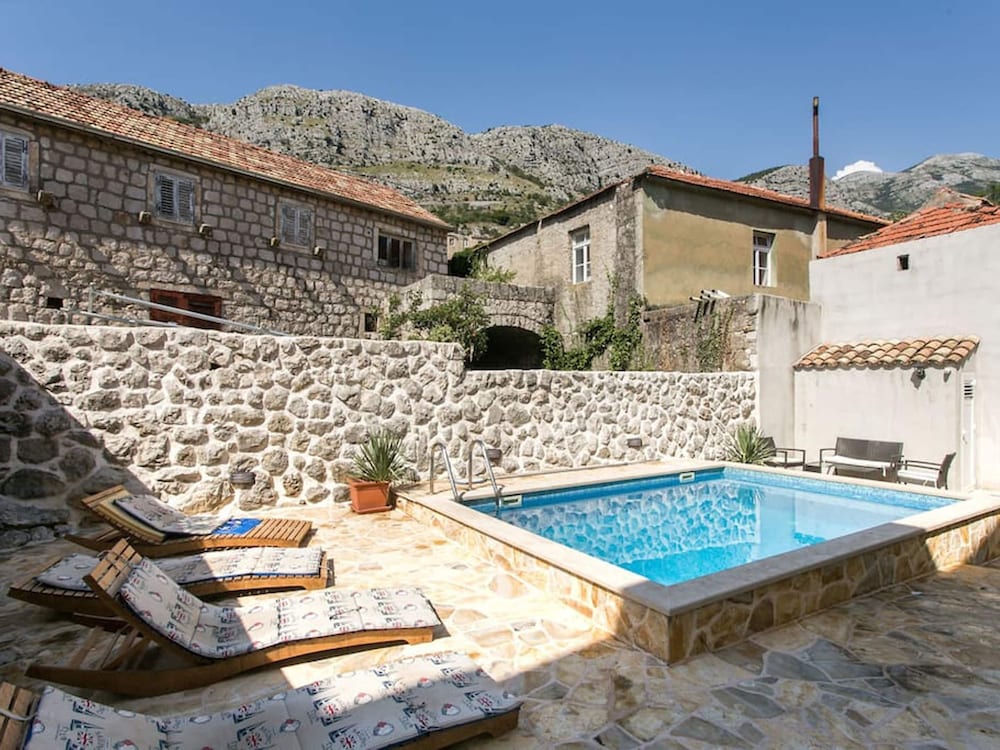 

Bari - Cavtat - Authentic Villa With Private Pool,hot Tub,covered Terraces,panoramic View, Wi-fi