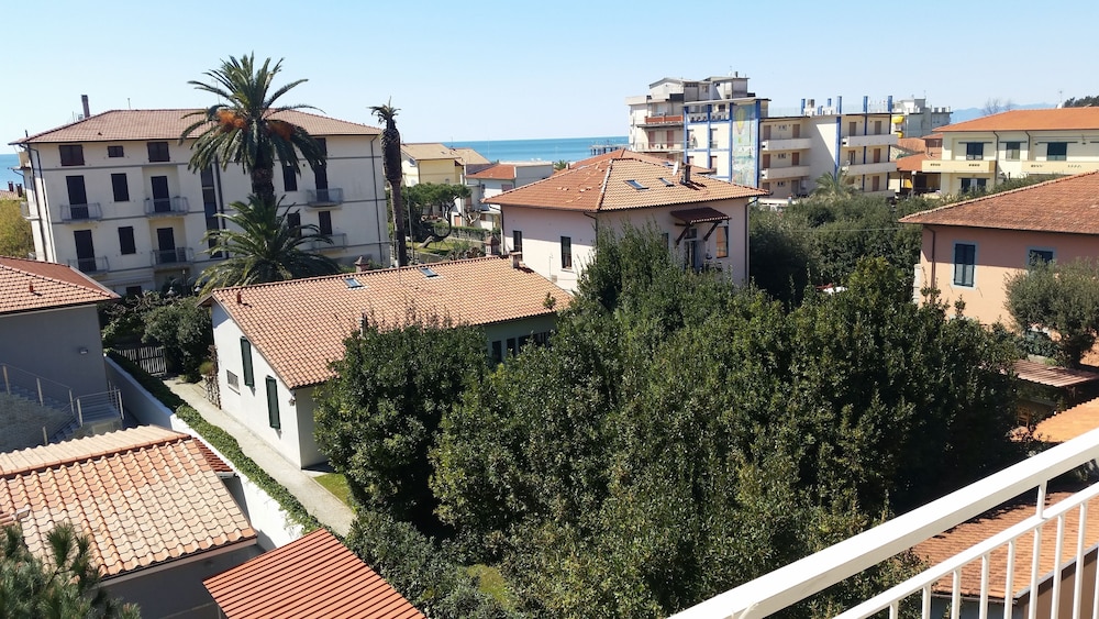 

Bari - Forte dei Marmi - MILANO