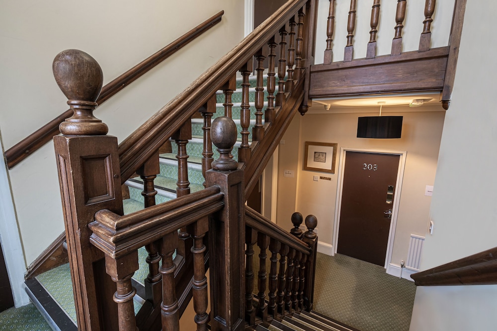 

Venezia - Londra, Aeroporto di London Gatwick - Barrington Lodge