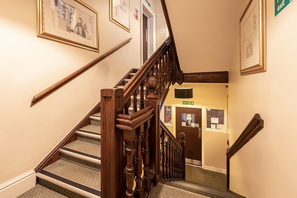

Napoli - Londra, Aeroporto di London Gatwick - Barrington Lodge