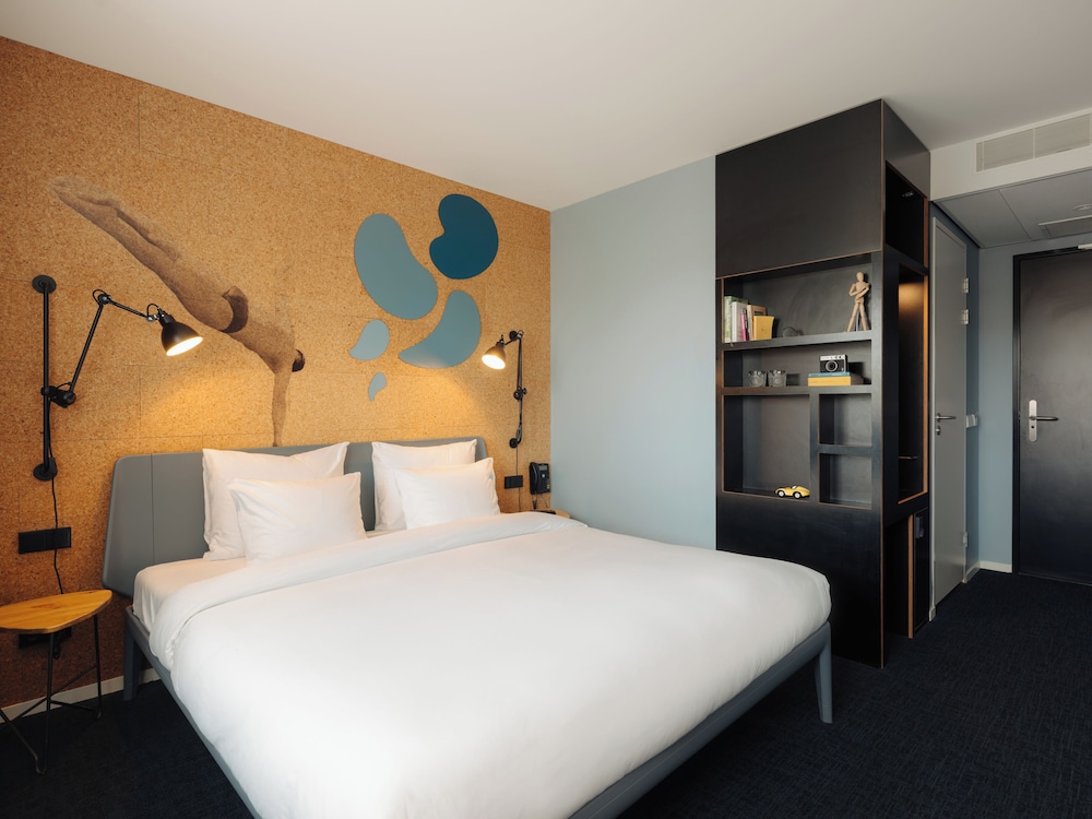 

Bari - Schiphol - Conscious Hotel The Tire Station