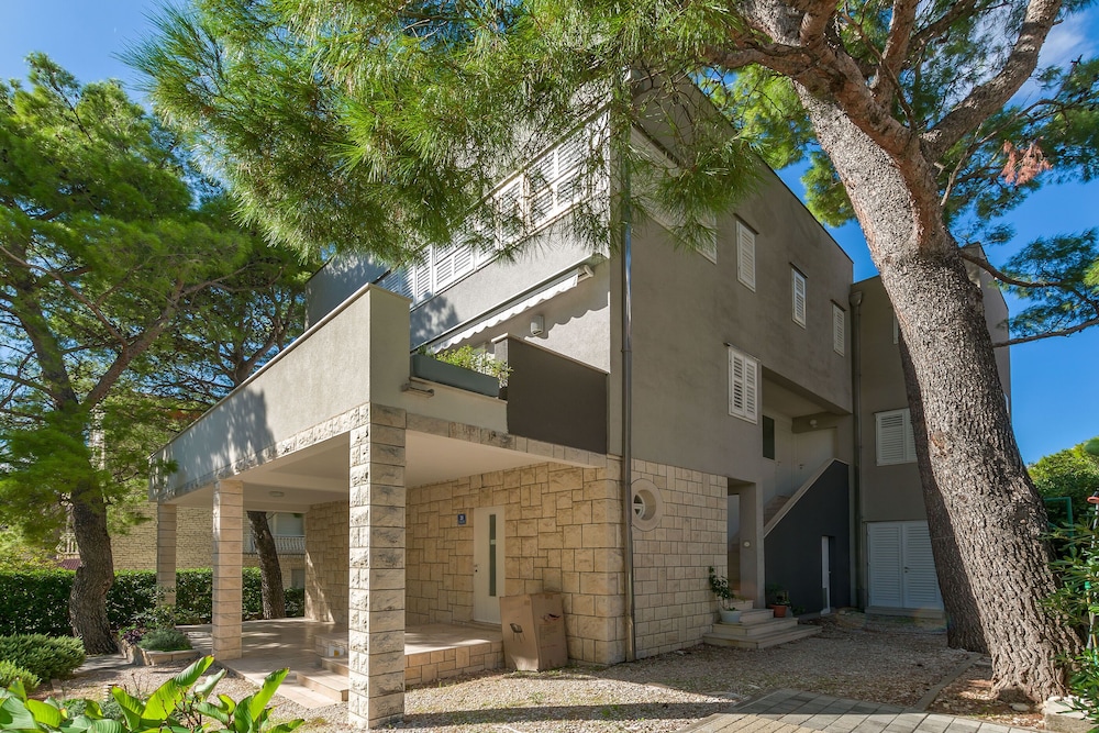 

Milano - Makarska - Apartments Dubravka