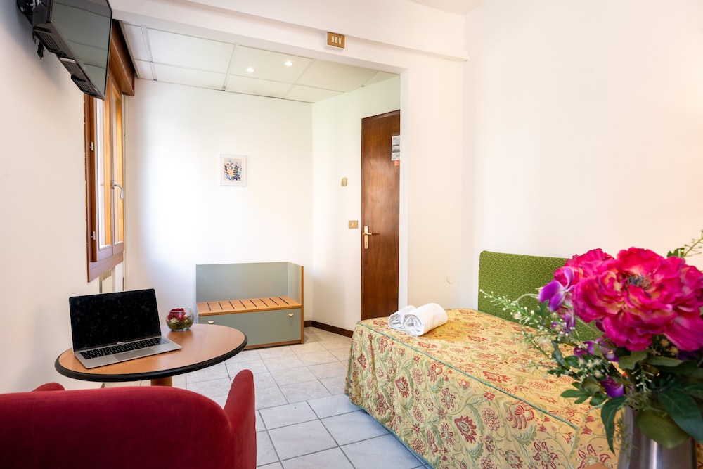 

Cagliari - Mestre - Camelia Rooms Venice Guesthouse