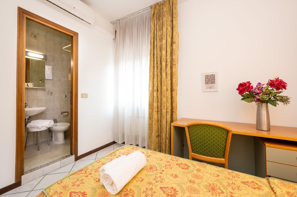 

Catania - Mestre - Camelia Rooms Venice Guesthouse