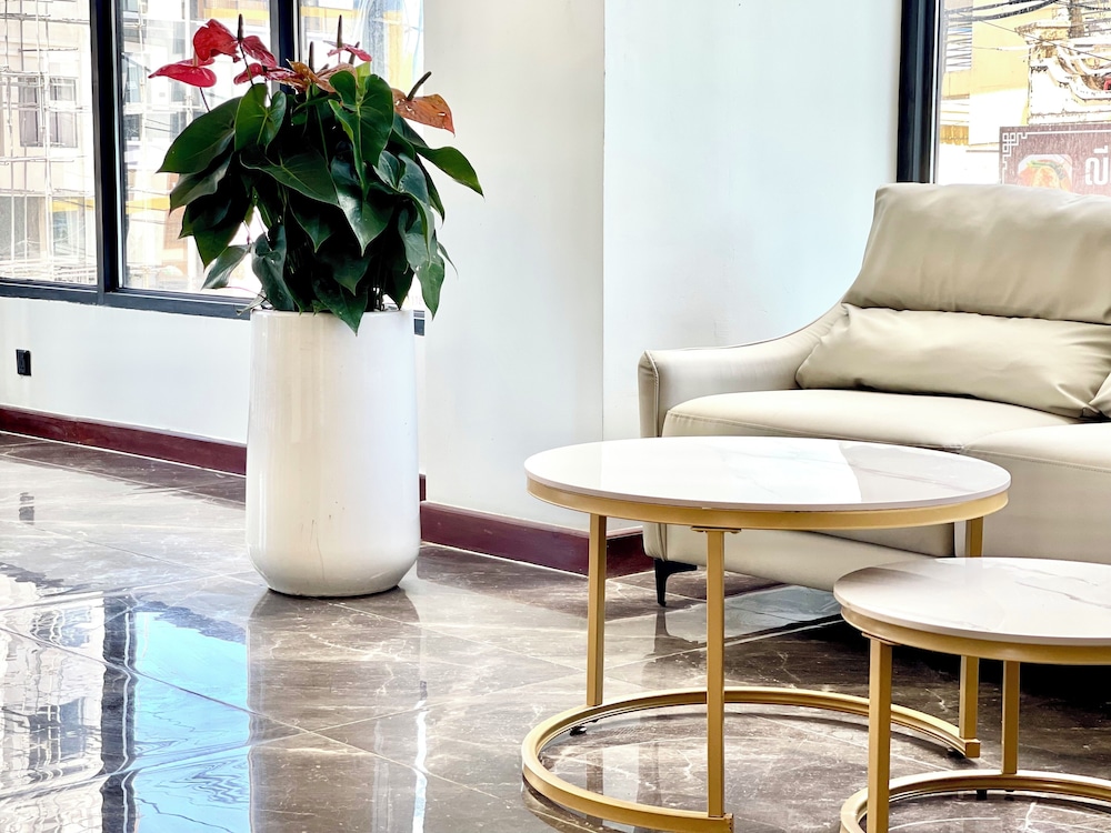 

Bologna - Kâmpóng Saôm - SKY HOTEL Sihanoukville