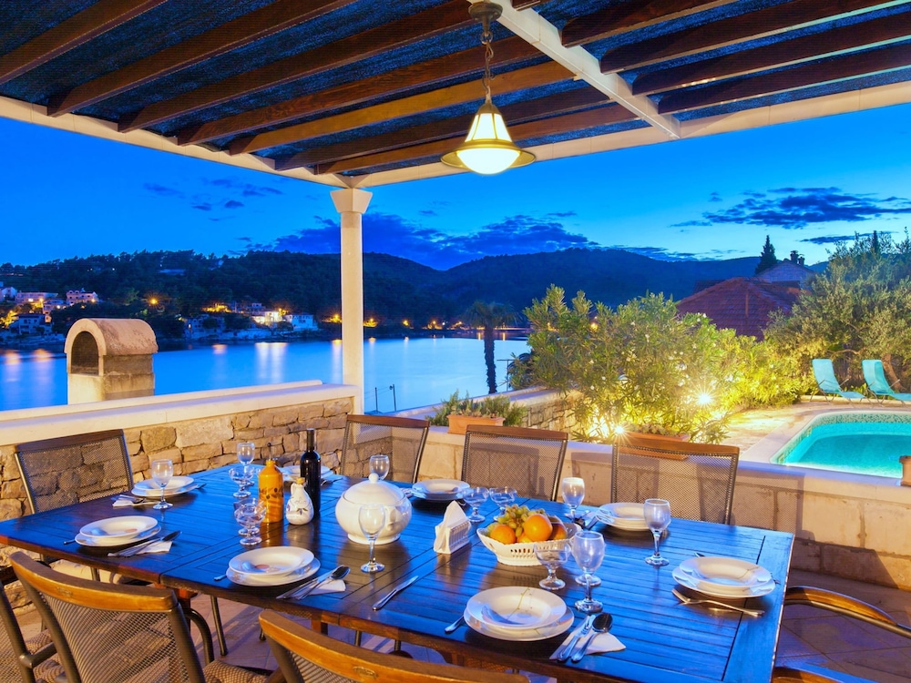 

Milano - Sumartin, Brazza - Beautiful Villa With Private Swimming Pool at Selca