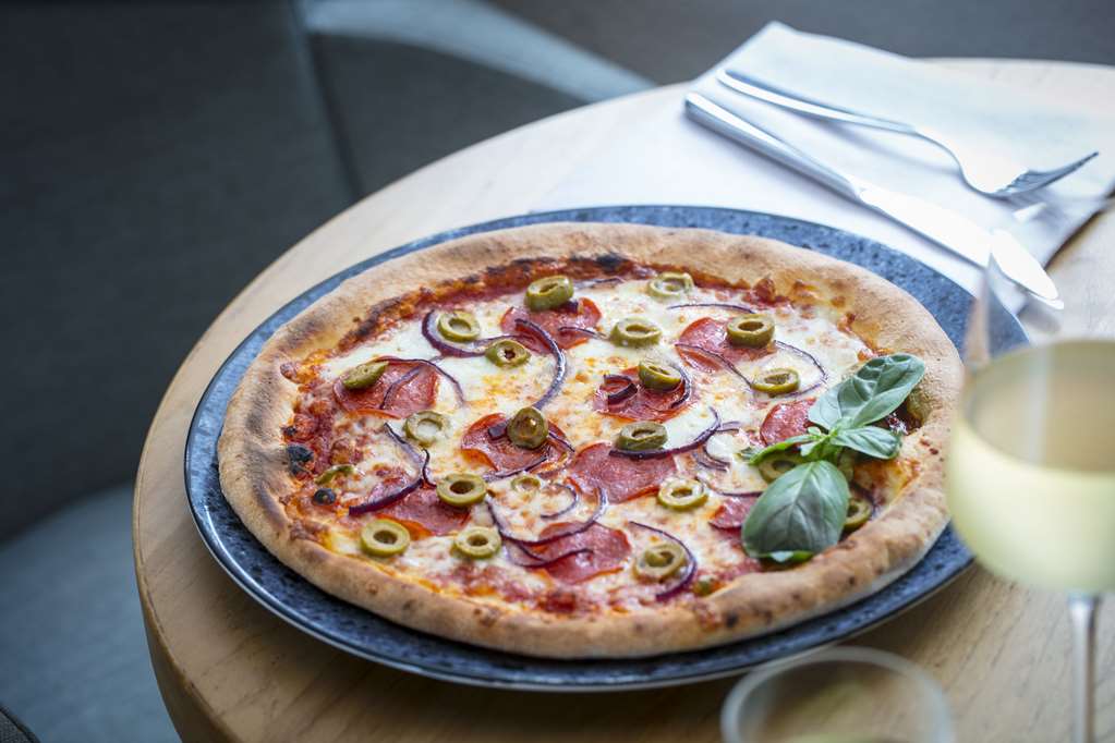 

Napoli - Hoofddorp - Hampton by Hilton Amsterdam Airport Schiphol