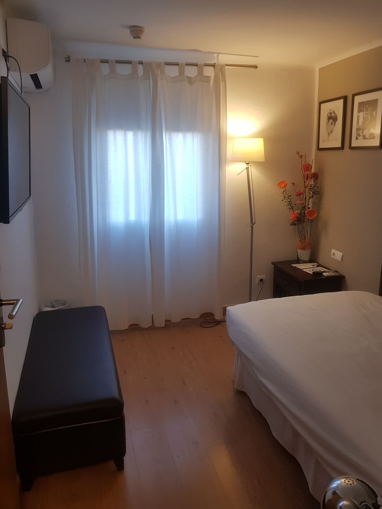 

Catania - Playa d'en Bossa, Ibiza - Hostal Parque Ibiza