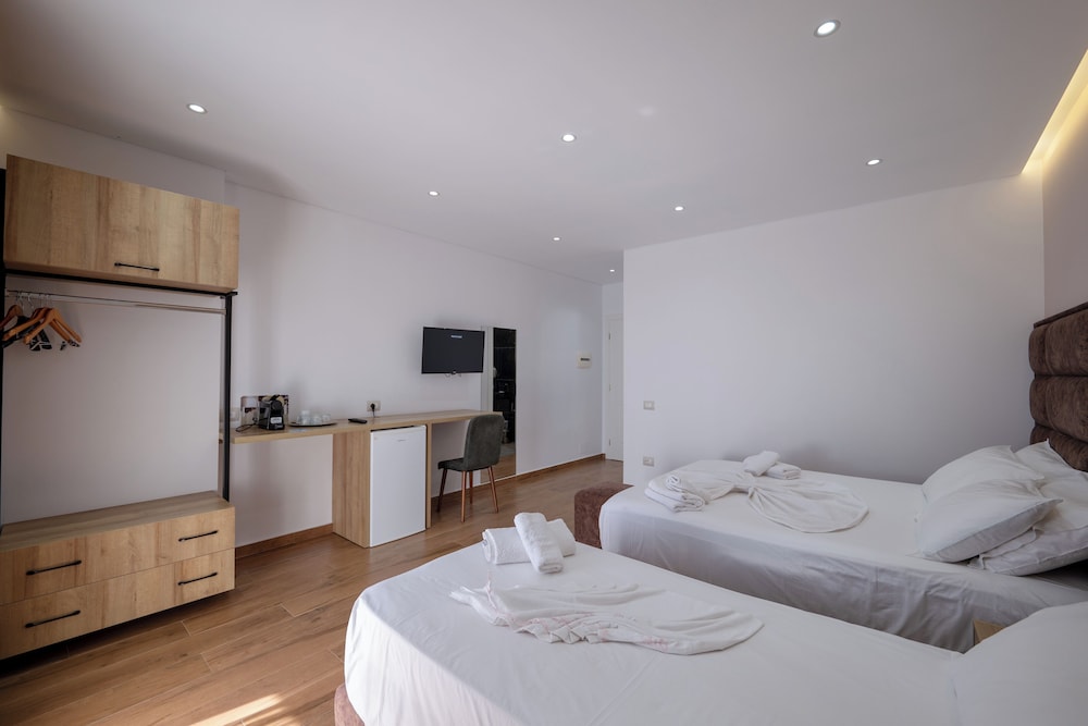 

Catania - Sarandë - Hotel Erioni