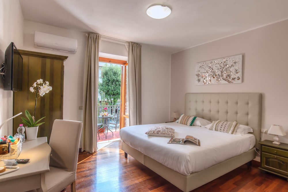 

Bari - Ciampino - Plaza Rooms Ciampino