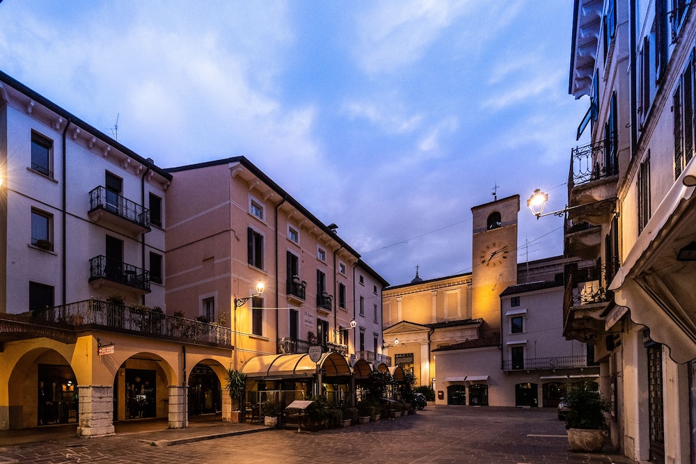 

Catania - Moniga del Garda - Flowers Apartments