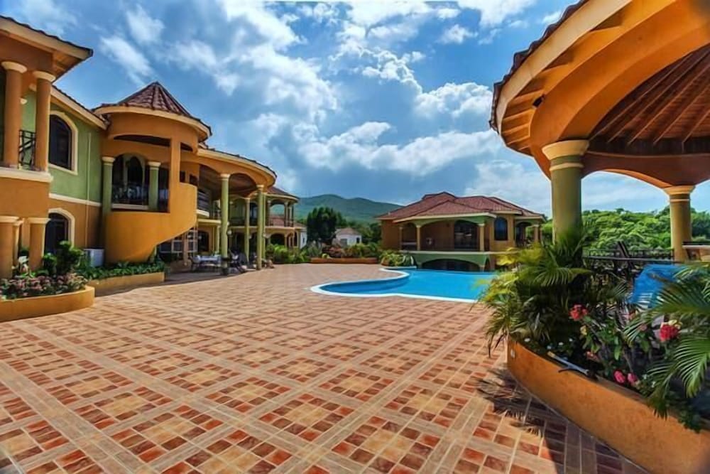 

Milano - Rose Hall - Milbrooks Villa and Retreat
