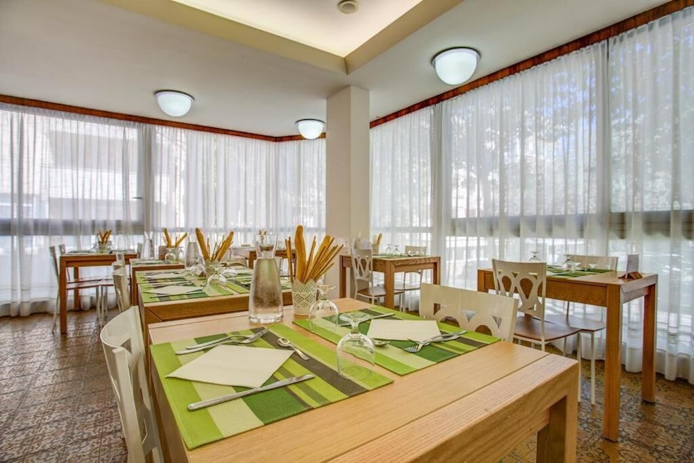 

Milano - Riviera Romagnola, Mare Italia - HOTEL KONRAD