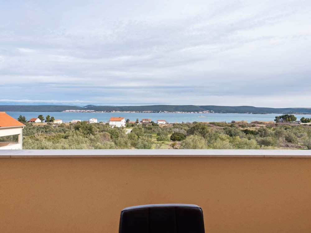 

Roma - Pašman - Simplistic Apartment in Neviđane near Sea Beach
