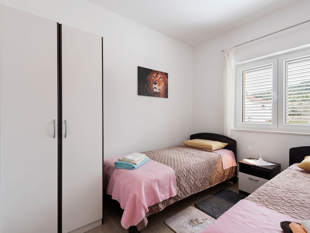 

Firenze - Pašman - Simplistic Apartment in Neviđane with Balcony