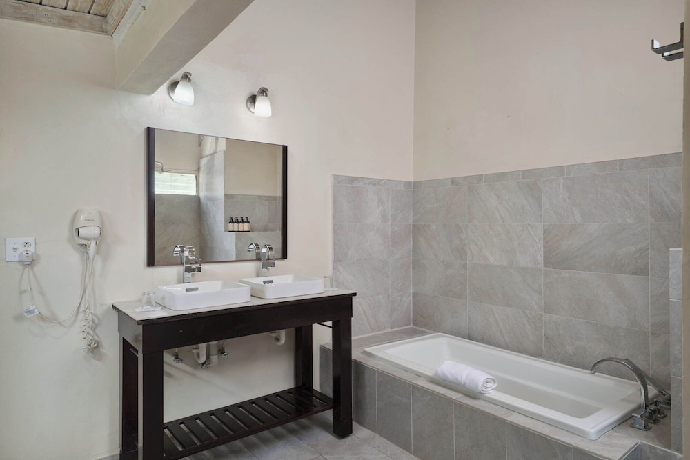

Bari - Jolly Harbour - Hawksbill Resort Antigua