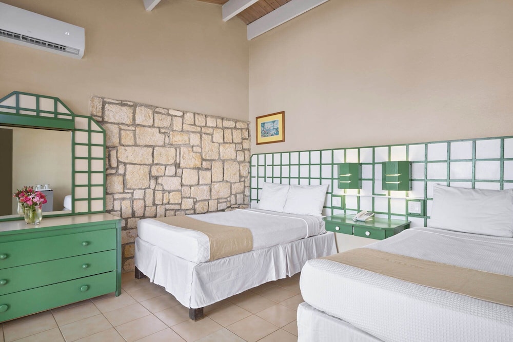 

Milano - Jolly Harbour - Hawksbill Resort Antigua