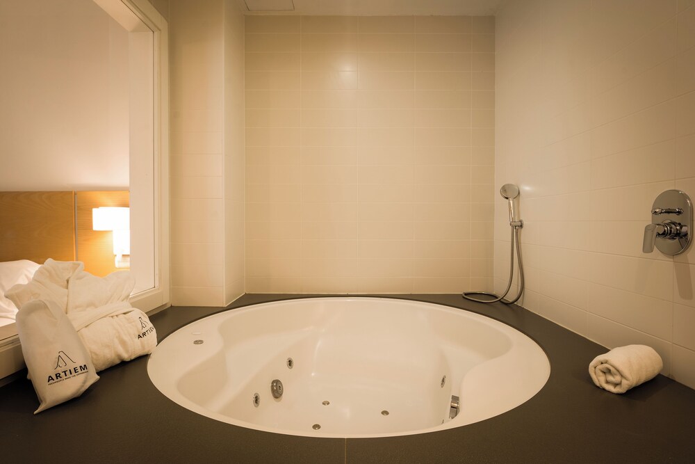 

Milano - Es Canutells - ARTIEM Capri Hotel