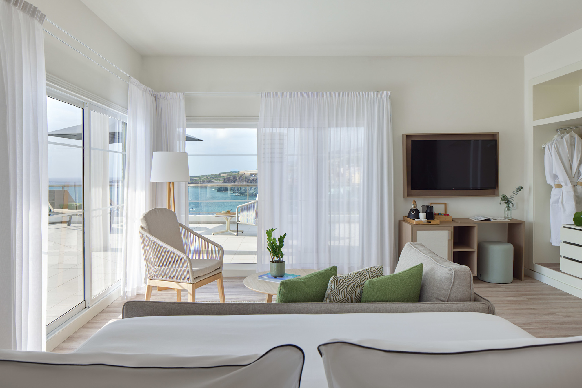 The level junior suite solarium frontal sea view