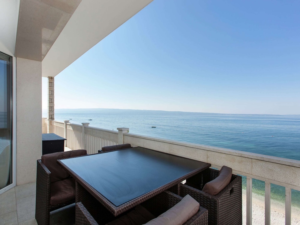 

Roma - Podstrana - Modern Apartment in Podstrana with Hot Tub