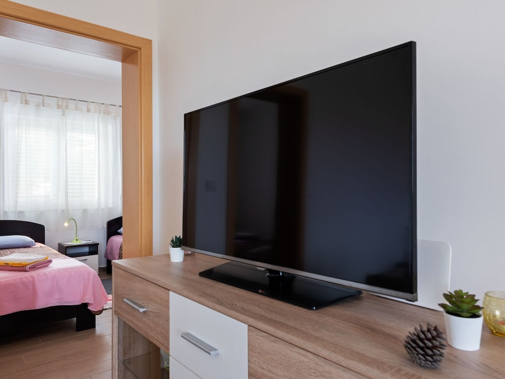 

Roma - Pašman - Simplistic Apartment in Neviđane near Sea
