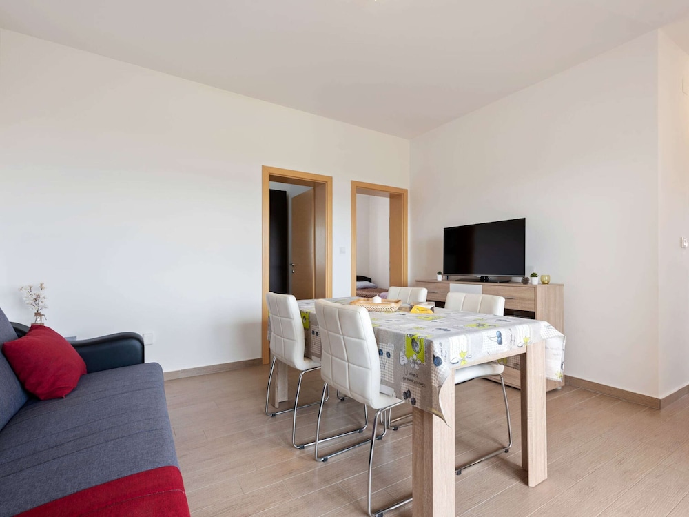 

Roma - Pašman - Simplistic Apartment in Neviđane near Sea