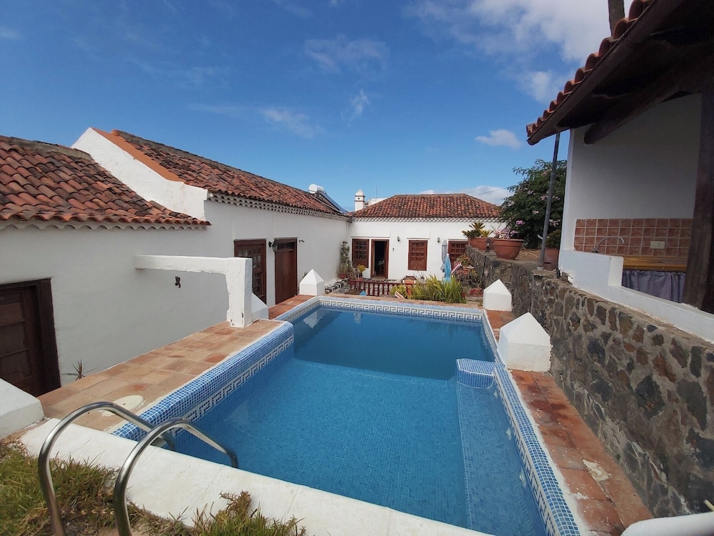 

Roma - Tacoronte - Villa-Sleeps4-Parking-Garden-Pool-NearAirport