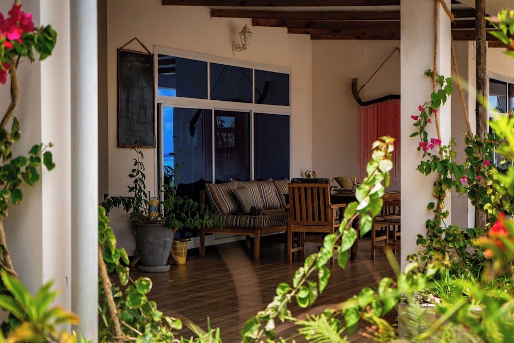 

Milano - Makunduchi - Coral Cliff Villas