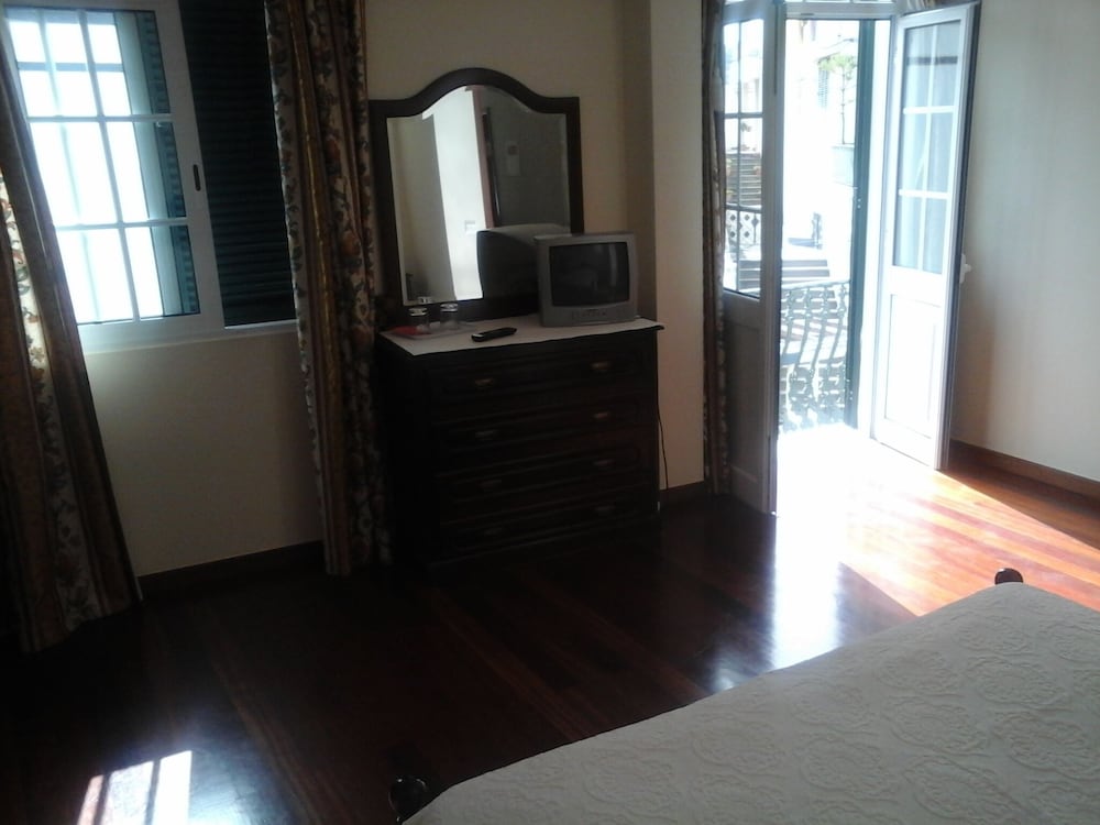 

Milano - Câmara de Lobos - Pensão Residencial Mirasol