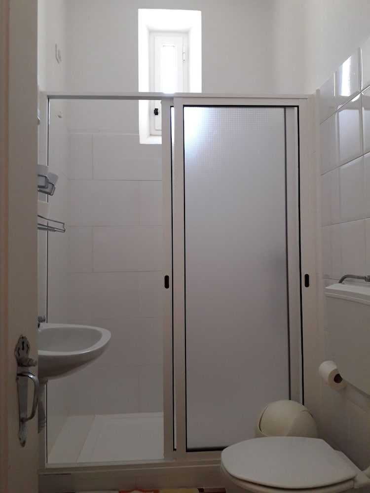 

Milano - Câmara de Lobos - Pensão Residencial Mirasol