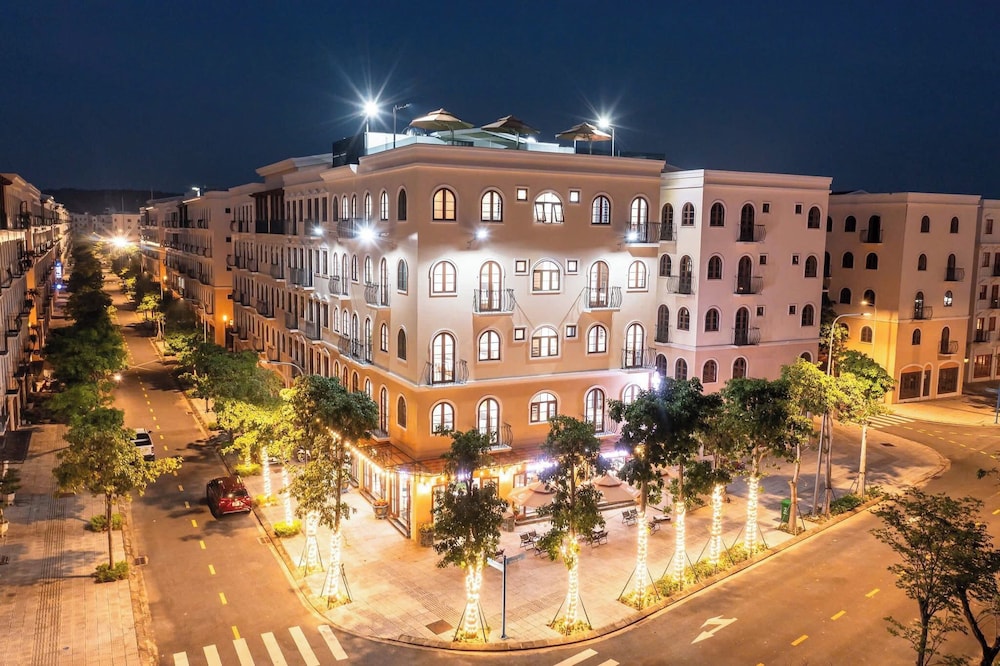 

Roma - Phu Quoc Island - Anston Castle Hotel